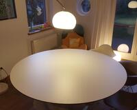 Runder Tisch, 1800mm Durchmesser, gefertigt aus MDF schwarz und mit weißem HPL belegt. 
