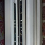 Bandseitensicherung für Fenster und Türen aus Holz und PVC.
